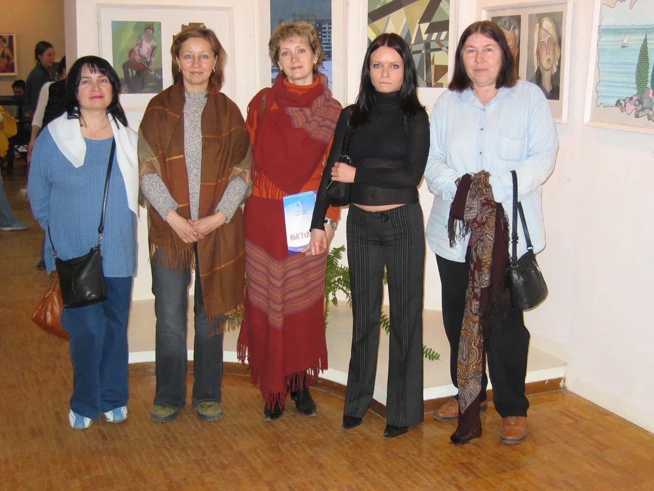 Педагоги школы на выставке у работ учащихся